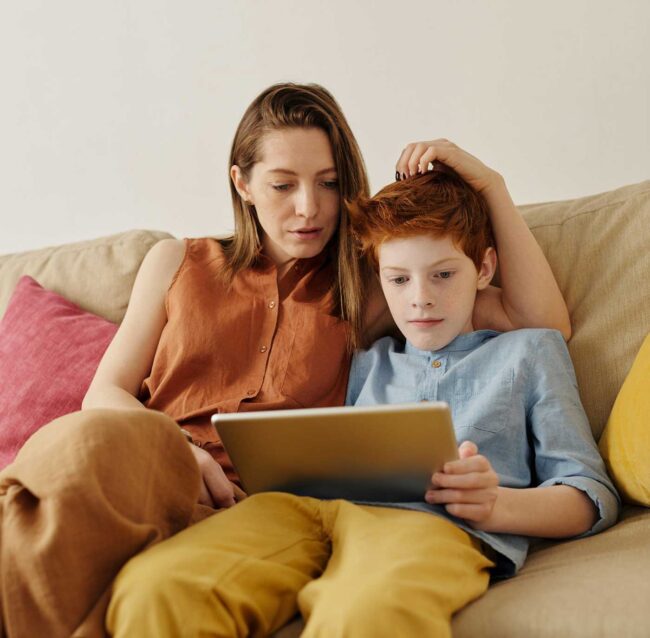 genitori-in-linea-come-connettersi-con-i-figli-pexels-julia-m-cameron-4145349